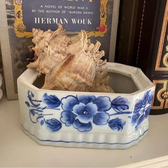 Blue and White Trinket Box w/ Handle - Picture 3 of 7